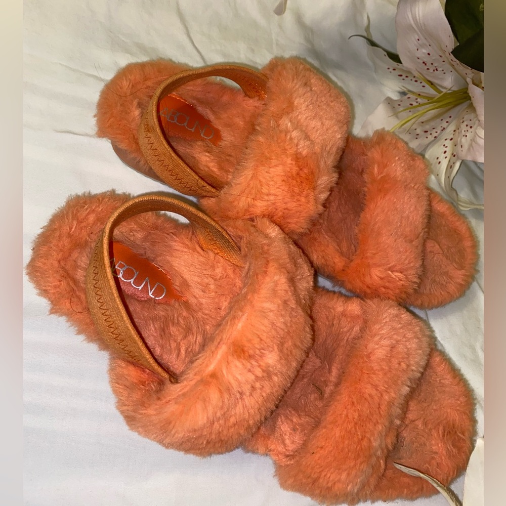 Abound fluffy sandal. Size 8.